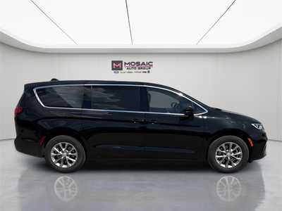 2025 Chrysler Pacifica, $46458. Photo 2