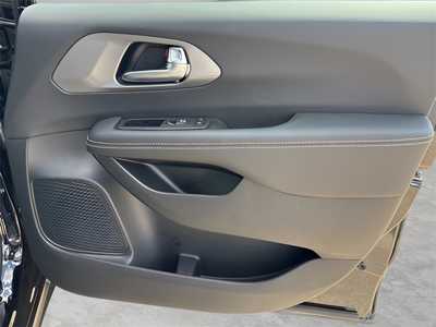 2025 Chrysler Pacifica, $46458. Photo 9