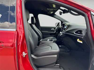 2025 Chrysler Pacifica, $45240. Photo 10