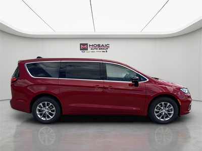 2025 Chrysler Pacifica, $45240. Photo 2