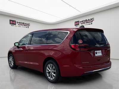 2025 Chrysler Pacifica, $45240. Photo 5