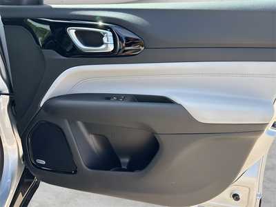 2025 Jeep Compass, $37023. Photo 9
