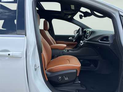 2025 Chrysler Pacifica, $54776. Photo 10