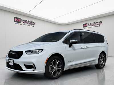 2025 Chrysler Pacifica, $54776. Photo 3
