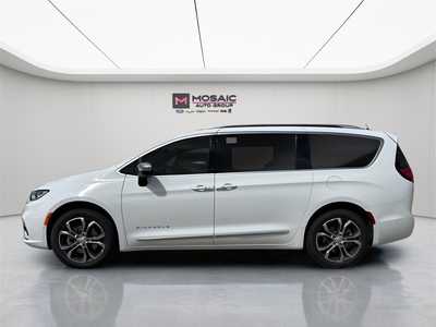 2025 Chrysler Pacifica, $54776. Photo 4