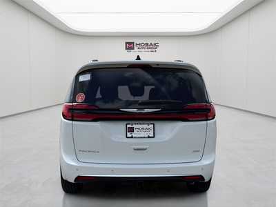 2025 Chrysler Pacifica, $54776. Photo 6