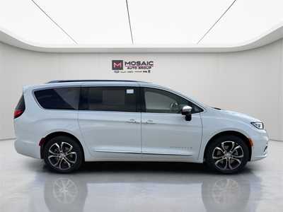 2025 Chrysler Pacifica, $54776. Photo 8
