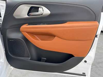 2025 Chrysler Pacifica, $54776. Photo 9
