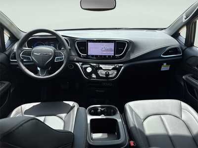 2025 Chrysler Pacifica, $39600. Photo 12
