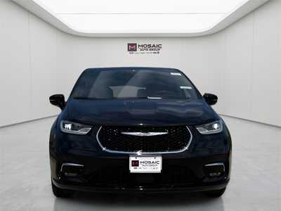 2025 Chrysler Pacifica, $39600. Photo 2