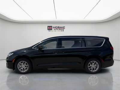 2025 Chrysler Pacifica, $39600. Photo 4