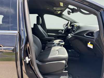 2025 Chrysler Pacifica, $39600. Photo 9