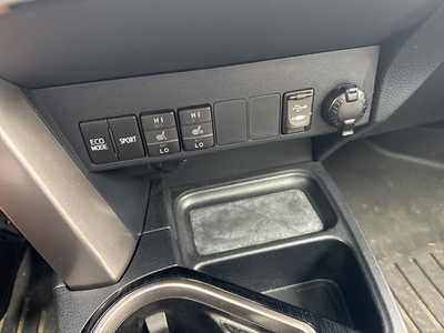 2018 Toyota RAV4, $25990. Photo 9
