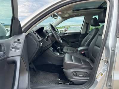 2017 Volkswagen Tiguan, $15990. Photo 6