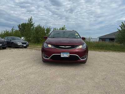 2017 Chrysler Pacifica, $8990. Photo 2