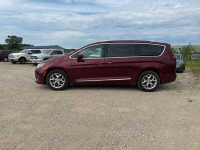 2017 Chrysler Pacifica, $8990. Photo 4