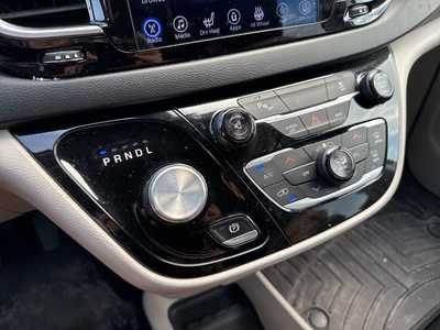 2017 Chrysler Pacifica, $16990. Photo 12