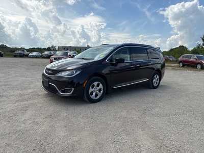 2017 Chrysler Pacifica, $16990. Photo 3