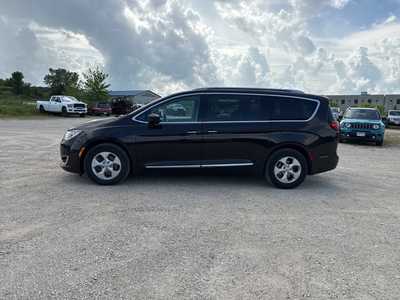 2017 Chrysler Pacifica, $16990. Photo 4