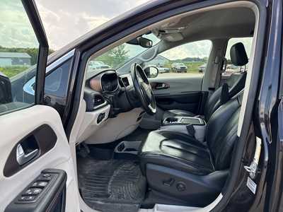 2017 Chrysler Pacifica, $16990. Photo 6