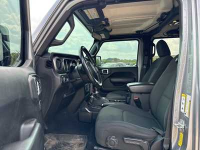 2020 Jeep Gladiator, $24990. Photo 6