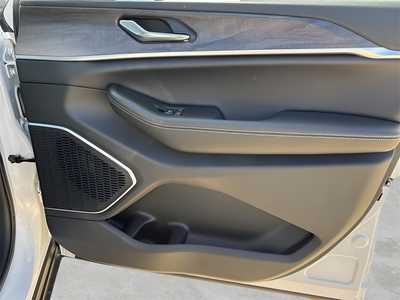 2025 Jeep Grand Cherokee, $46684. Photo 9