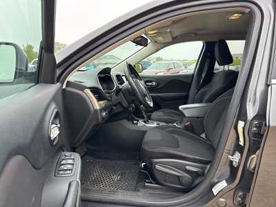 2015 Jeep Cherokee, $7990. Photo 5