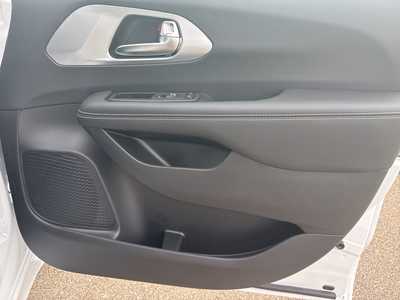 2026 Chrysler Pacifica, $50043. Photo 9