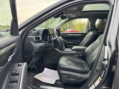 2023 Toyota Highlander, $43990. Photo 6