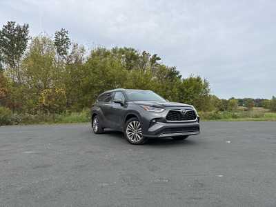 2023 Toyota Highlander, $43990. Photo 1