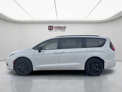 2026 Chrysler Pacifica, $48793. Photo 4