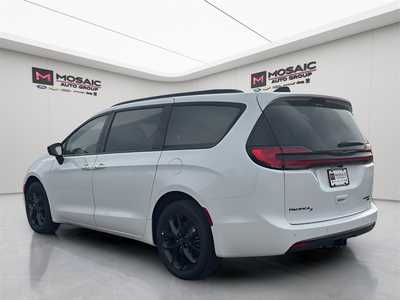 2026 Chrysler Pacifica, $48793. Photo 5