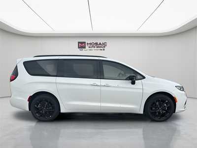 2026 Chrysler Pacifica, $48793. Photo 8