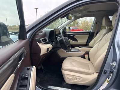 2021 Toyota Highlander, $43990. Photo 6