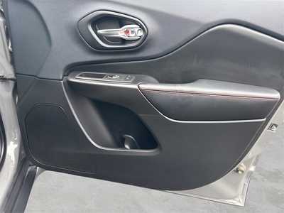 2019 Jeep Cherokee, $15990. Photo 9