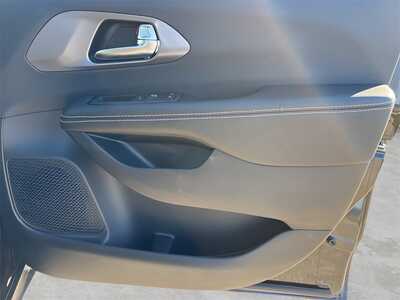 2026 Chrysler Pacifica, $48476. Photo 9