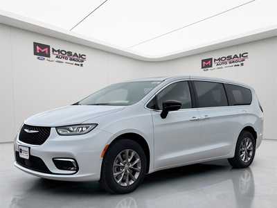 2026 Chrysler Pacifica, $42779. Photo 3