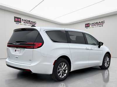 2026 Chrysler Pacifica, $42779. Photo 7