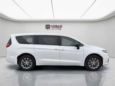2026 Chrysler Pacifica, $42779. Photo 8