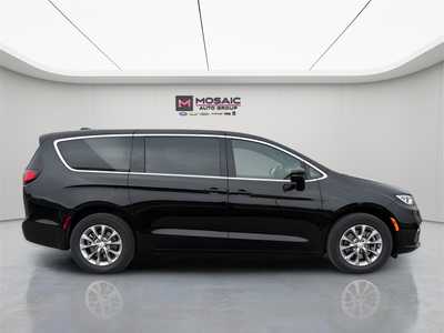 2026 Chrysler Pacifica, $43297. Photo 8