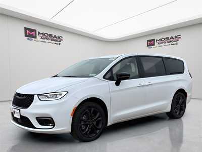 2026 Chrysler Pacifica, $43340. Photo 3