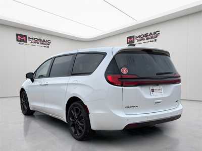 2026 Chrysler Pacifica, $43340. Photo 5