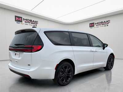 2026 Chrysler Pacifica, $43340. Photo 7