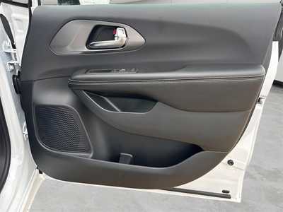 2026 Chrysler Pacifica, $43340. Photo 9