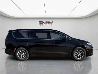 2026 Chrysler Pacifica, $43736. Photo 8