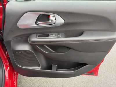 2026 Chrysler Pacifica, $54478. Photo 9