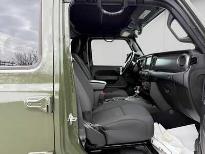 2022 Jeep Gladiator, $29190. Photo 11