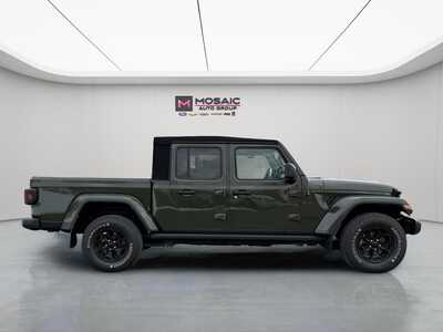 2022 Jeep Gladiator, $29190. Photo 9
