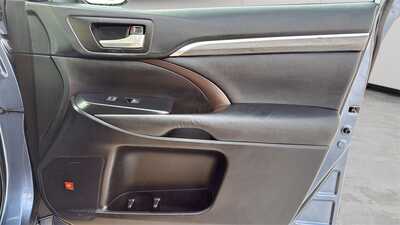 2019 Toyota Highlander, $24490. Photo 10