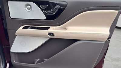 2021 Lincoln Aviator, $38190. Photo 10
